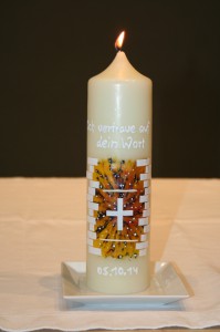 Kerze mit Darstellung des Fensters von St. Florian Riem