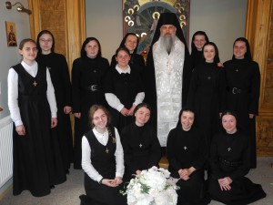 Schwestern mit Bischof Benedikt
